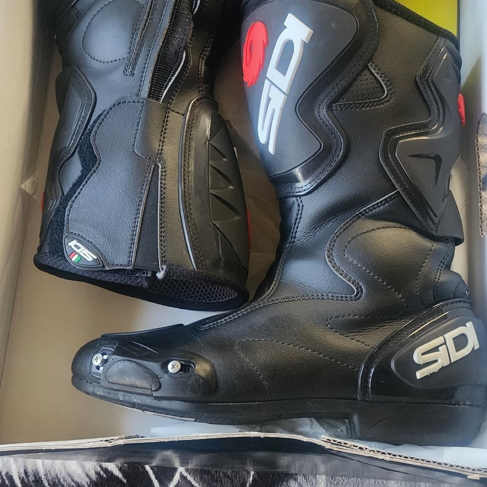 Motorcycle racing boots